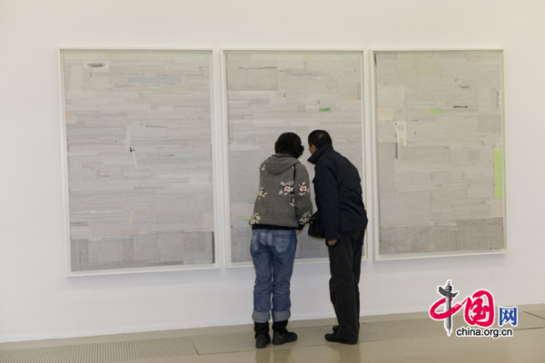 Visitors look at Liang Quan's abstract paintings