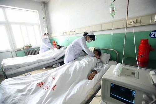 Two rescued workers receive medical treatment in a hospital in Hejin City, north China's Shanxi Province, on April 6. [Xinhua photo]