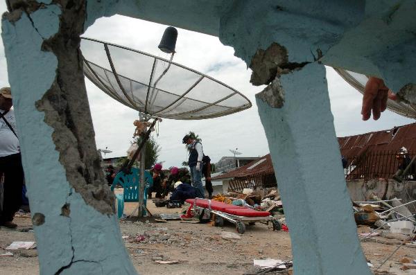 File photo taken on April 3, 2005 shows rescuers searching for survivors after the 8.5-magnitude earthquake hit Pulau Nias on March 28, 2005, North Sumatera, Indonesia. [Enwar/Xinhua] 