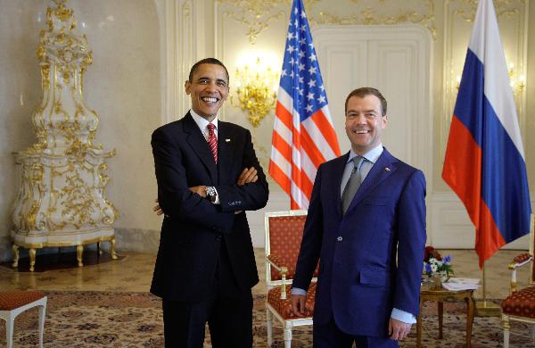 U.S. President Barack Obama (L) holds a bilateral meeting with Russian President Dmitry Medvedev at the Prague Castle April 8, 2010. (Xinhua/Reuters 
