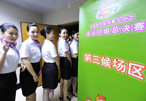 Competitors wait backstage before the Air Hostess Contest TV show in Wuhan, capital of Central China&apos;s Hubei province on April 7, 2010.[Photo/Xinhua]