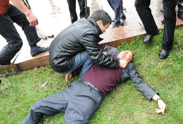 People examine an injured protestor in Bishkek, capital of Kyrgyzstan, April 7, 2010. (Xinhua/Sadat) 