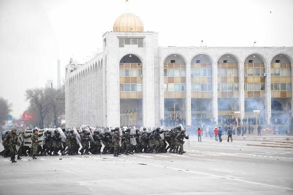 Policemen clash with protestors in Bishkek, capital of Kyrgyzstan, April 7, 2010. (Xinhua/Sadat)