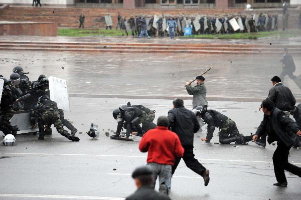 Protestors clash with policemen in Bishkek, capital of Kyrgyzstan, April 7, 2010. (Xinhua/Sadat)