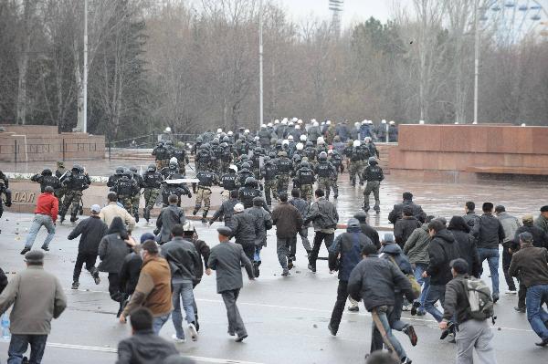 Protestors clash with policemen in Bishkek, capital of Kyrgyzstan, April 7, 2010. [Sadat/Xinhua]