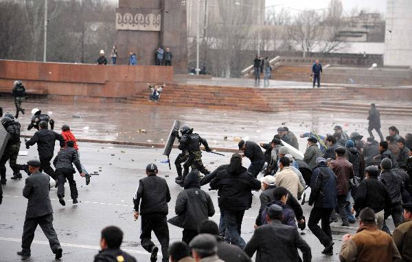 Protestors clash with policemen in Bishkek, capital of Kyrgyzstan, April 7, 2010. (Xinhua/Sadat)