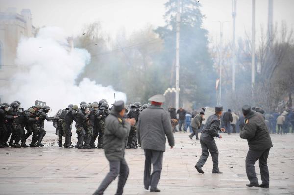 Policemen disperse protestors in Bishkek, capital of Kyrgyzstan, April 7, 2010. (Xinhua/Sadat) 