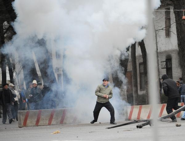 Protestors clash with policemen in Bishkek, capital of Kyrgyzstan, April 7, 2010. (Xinhua/Sadat) 