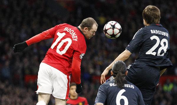 Manchester United's Wayne Rooney (L) challenges Bayern Munich's Martin Demichelis (C) and Holger Badstuber (R) during their Champions League quarter-final second leg soccer match at Old Trafford in Manchester, northern England, April 7, 2010. (Xinhua/Reuters Photo)