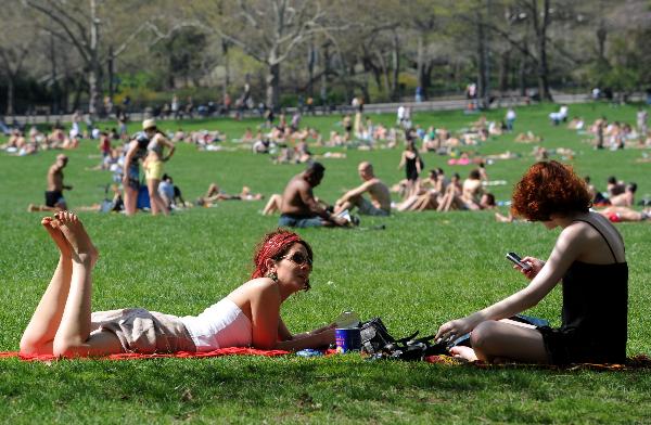 People enjoy sunbath at the Central Park in New York, the United States, April 7, 2010. The temperature in New York reached 32 degrees Celsius on Wednesday, setting a record high.[Xinhua] 