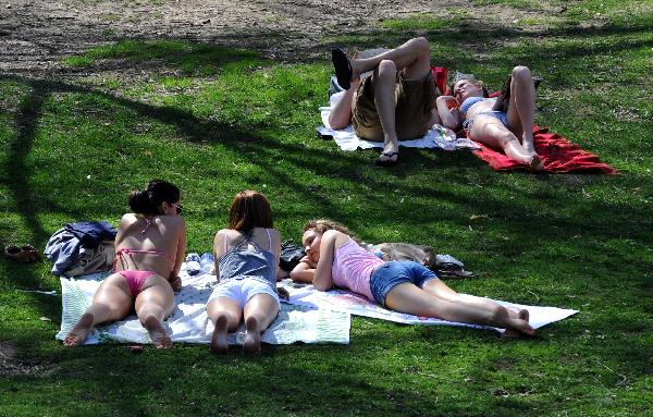 People enjoy sunbath at the Central Park in New York, the United States, April 7, 2010. The temperature in New York reached 32 degrees Celsius on Wednesday, setting a record high.[Xinhua] 