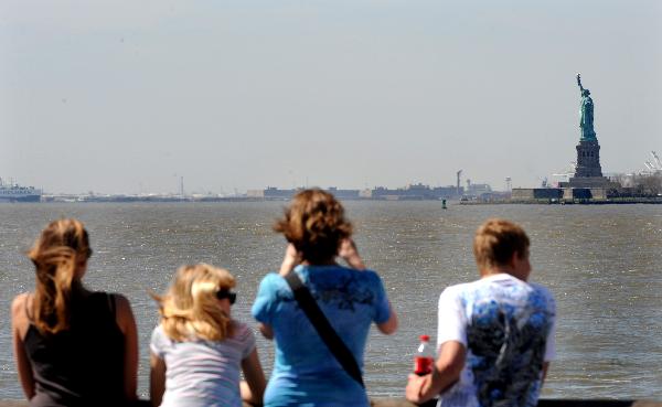 Tourists visit the Battery Park in New York, the United States, April 7, 2010. The temperature in New York reached 32 degrees Celsius on Wednesday, setting a record high.[Xinhua]