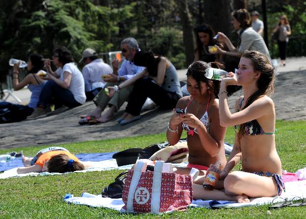  People enjoy sunbath at the Central Park in New York, the United States, April 7, 2010. The temperature in New York reached 32 degrees Celsius on Wednesday, setting a record high.[Xinhua]