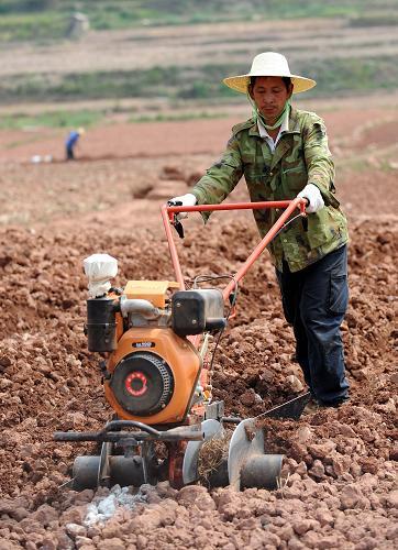 Villagers start spring ploughing in Heping Village, Ning'er County of south China's Yunnan Prvoince, on April 7, 2010. Parts of southern China are being ravaged by a severe three-season drought. More than 20 million of people lack adequate water supplies, and millions of acres of cropland are too dry to plant. [Xinhua photo] 