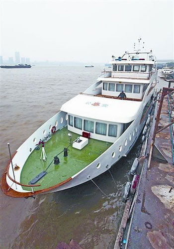 This photo published on Wednesday, April 7, 2010 shows a command vessel anchored in Wuhan, central China's Hubei Province. The vessel will head for Shanghai on Thursday to begin its counter-terrorism mission during the World Expo. [Photo: Wuhan Evening News]