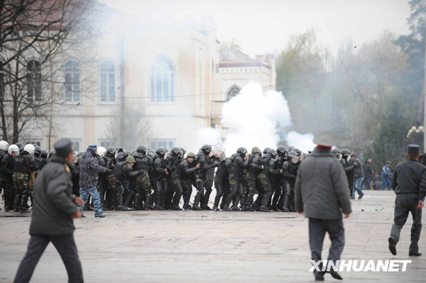 Anti-government protests sweep Kyrgyzstan on April 7, 2010. At least 10 protesters were killed and scores of others injured when Kyrgyz opposition supporters, who were demanding the resignation of President Kurmanbek Bakiyev, clashed with riot police outside the presidential office Wednesday. [Xinhua]