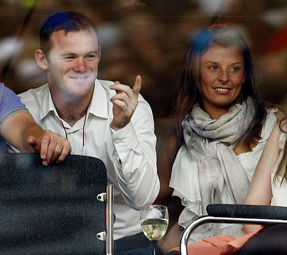 Wayne Rooney(L) and his wife Coleen (Photo Source: bbs.huanqiu.com)