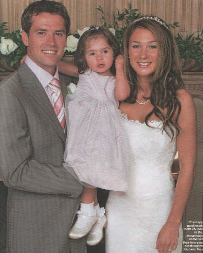 Michael Owen(L) holding his daughter Gemma Rose the arms poses with his wife Louise Bonsallin for their wedding pictures.(Photo Source: bbs.huanqiu.com)