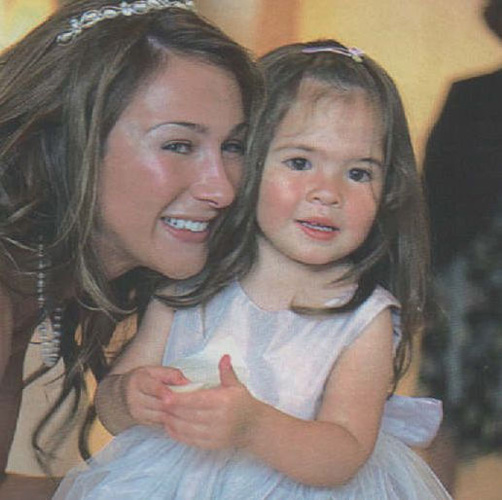 Michael Owen's wife Louise Bonsall and his daughter Gemma Rose (Photo Source: bbs.huanqiu.com)