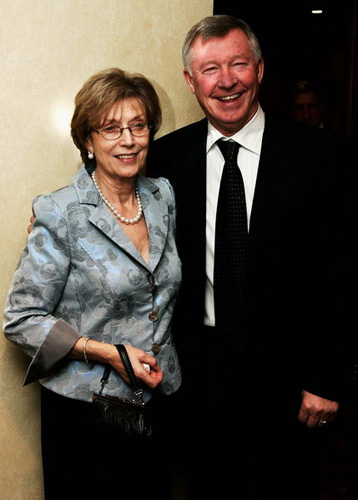 Manchester United manager Sir Alex Ferguson(R) and his wife Cathy Ferguson (Photo Source: bbs.huanqiu.com) 