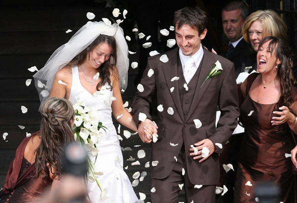 Manchester United's club captain Gary Neville(R) holds the hand of his wife Emma Hadfield at their wedding in 2007. (Photo Source: bbs.huanqiu.com)