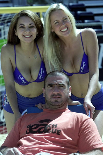 Eric Cantona(front) and his female friends (Photo Source: bbs.huanqiu.com)