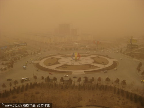 Severe gale force 9 winds rage through Changchun, capital of northeast China&apos;s Jilin province, April 8, 2010. The gales forced dust to swirl up and blow over pedestrians. Visibility was less than 50 meters. [CFP]