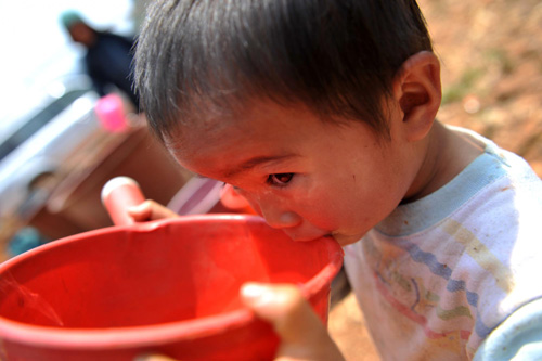 A boy drinks water in Jingxi county, South China&apos;s Guangxi Zhuang autonomous region on April 8, 2010. [Xinhua]