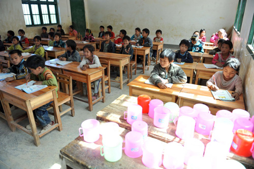 Cups are seen on desks at a local school in a village in South China&apos;s Guangxi Zhuang autonomous region on April 8, 2010. [Xinhua] 