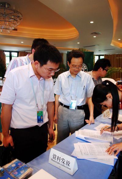Journalists get press materials at the media center for the Boao Forum for Asia (BFA) 2010 in Boao, a scenic town in south China's Hainan Province, April 8, 2010. BFA 2010 meeting will be held from April 9 to 11. 