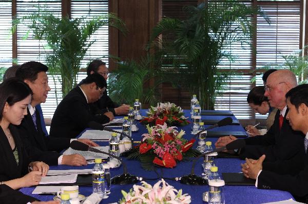 Chinese Vice President Xi Jinping (2nd, L) meets with former U.S. Treasury Secretary Henry Paulson (2nd, R), who was elected as a member of the board of directors of Boao Forum for Asia (BFA), in Boao, a scenic town in south China's Hainan Province, April 9, 2010. 
