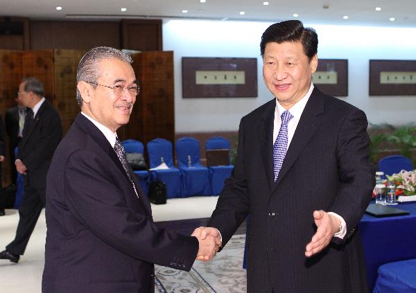 Chinese Vice President Xi Jinping (R) meets with former Malaysian Prime Minister Abdullah Ahmad Badawi, who was elected as a member of the board of directors of Boao Forum for Asia (BFA), in Boao, a scenic town in south China's Hainan Province, April 9, 2010.