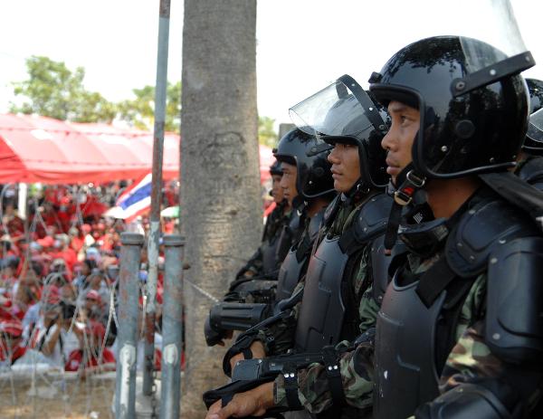 Soldiers guard at ThaiCom satellite station in central province of Pathum Thani, Thailand, April 9, 2010. (Xinhua/Shi Xianzhen)