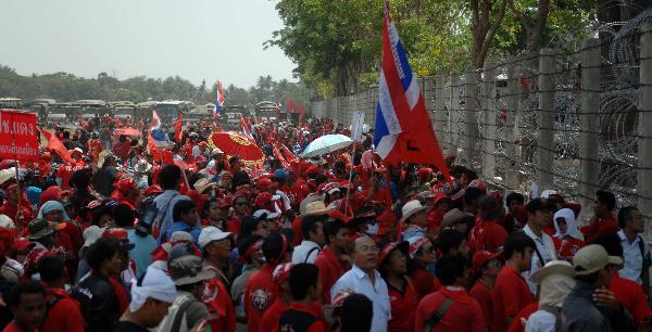 Red shirt protestors gather at ThaiCom satellite station in central province of Pathum Thani, Thailand, April 9, 2010. (Xinhua/Shi Xianzhen)