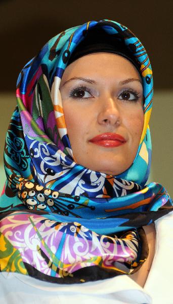 A model shows a new style of scarf during the Islamic fashion show in Istanbule, Turkey, April 9, 2010. The four-day-long fair kicked off here on Thursday, showcasing the latest trend of the Islamic fashion by more than 30 companies from India, Iran, Jordan, Syria, Tunisia and Turkey. [Chen Ming/Xinhua]