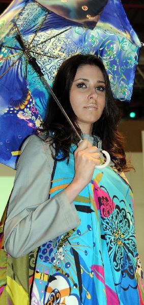 A model shows a new style of Islamic dress during the Islamic fashion show in Istanbule, Turkey, April 9, 2010. The four-day-long fair kicked off here on Thursday, showcasing the latest trend of the Islamic fashion by more than 30 companies from India, Iran, Jordan, Syria, Tunisia and Turkey. [Chen Ming/Xinhua]