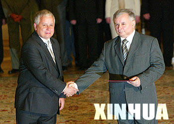 Polish President Lech Kaczynski (L) shakes hands with his twin brother Jaroslaw Kaczynski after nominating him as the new Polish prime minister in the presidential palace in Warsaw, capital of Poland, July 10, 2006. (Xinhua Photo)