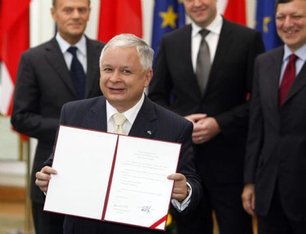 File photo shows Poland&apos;s President Lech Kaczynski holds signed document of European Union&apos;s Lisbon Treaty in October 10, 2009.(Xinhua/Reuters File Photo)