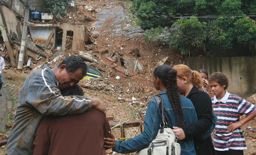 Family members of victims cry near the landslide debris in Rio de Janeiro, Brazil, April 7, 2010.  [Xinhua]
