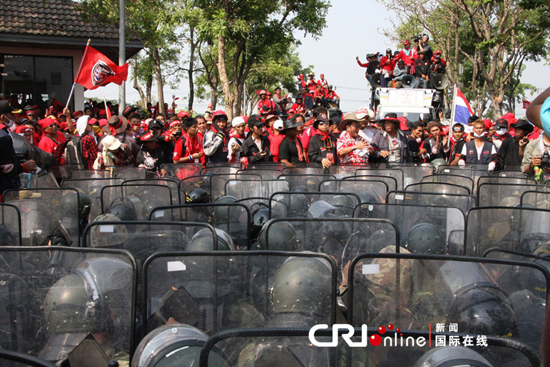 Anti-government 'red shirt' protesters fight with army soldiers in Thailand on April 9, 2010. [Photo: CRI]