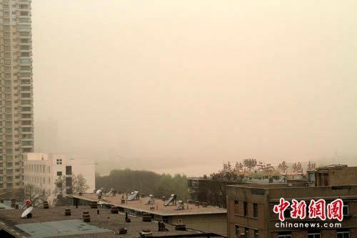 Severe gale winds rage through Lanzhou, capital city of northwest China's Gansu Province, April 9, 2010. A cold front will sweep through most parts of north China in the next three days, bringing strong winds and a temperature drop of 4 to 6 degrees Celsius or more, the National Meteorological Center (NMC) said on April 9.