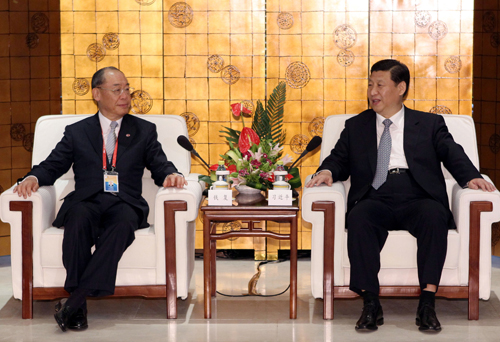 Chinese Vice President Xi Jinping (R) meets with Fredrick Chien, chief advisor of Taiwan's Cross-Straits Common Market Foundation in Hainan, on April 10, 2010.