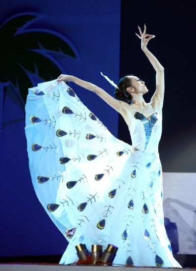 Yang Liping, a well-known Chinese dancer performs during the 'Night of Boao' Gala in Boao, a scenic town in south China's Hainan Province, April 10, 2010. The gala 'Night of Boao' with cultural performance and fireworks display was held on Saturday.