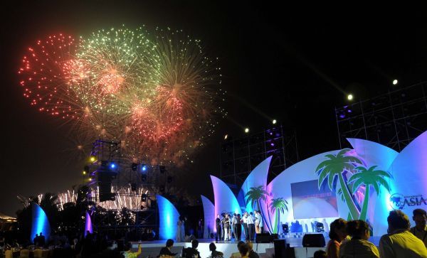 Fireworks explode during the 'Night of Boao' Gala in Boao, a scenic town in south China's Hainan Province, April 10, 2010. The gala 'Night of Boao' with cultural performance and fireworks display was held on Saturday.