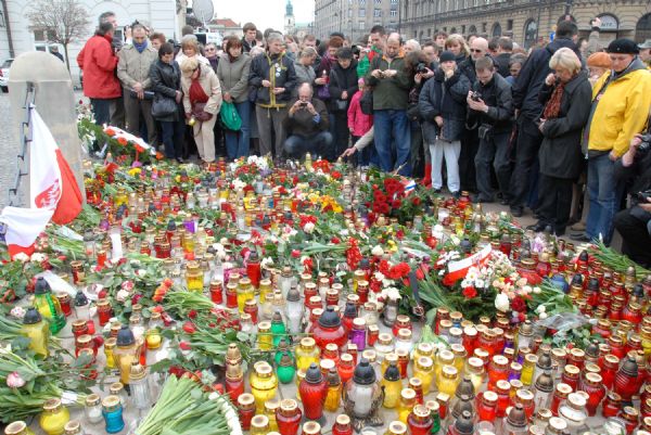 People mourn for the late Polish President Lech Kaczynski in Warsaw, capital of Poland, April 10, 2010. A chartered plane carrying Polish President Lech Kaczynski crashed near the Smolensk airport in western Russia Saturday, killing all 96 people on board, said Russian officials.