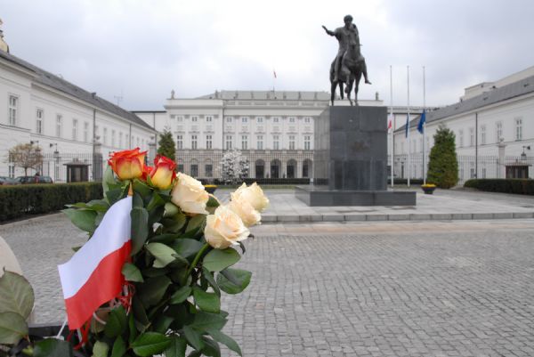 People mourn for the late Polish President Lech Kaczynski in Warsaw, capital of Poland, April 10, 2010. A chartered plane carrying Polish President Lech Kaczynski crashed near the Smolensk airport in western Russia Saturday, killing all 96 people on board, said Russian officials.