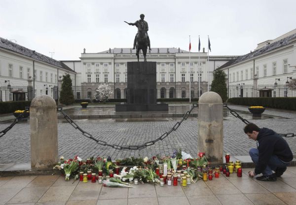 People mourn for the late Polish President Lech Kaczynski in Warsaw, capital of Poland, April 10, 2010. A chartered plane carrying Polish President Lech Kaczynski crashed near the Smolensk airport in western Russia Saturday, killing all 96 people on board, said Russian officials.