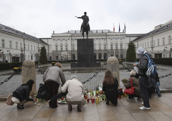 People mourn for the late Polish President Lech Kaczynski in Warsaw, capital of Poland, April 10, 2010. A chartered plane carrying Polish President Lech Kaczynski crashed near the Smolensk airport in western Russia Saturday, killing all 96 people on board, said Russian officials.