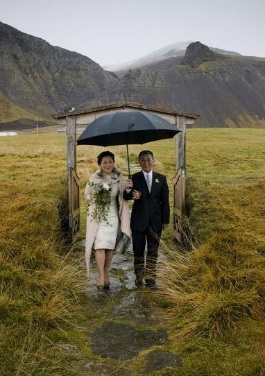 The father accompanies the daughter to the ceremony by Bragi Josefsson