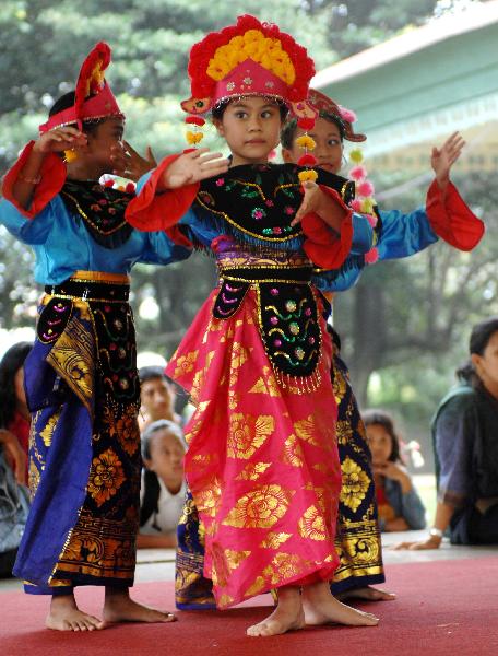 Pupils with folk dress perform traditional dance in Jakarta, capital of Indonesia, April 11, 2010.